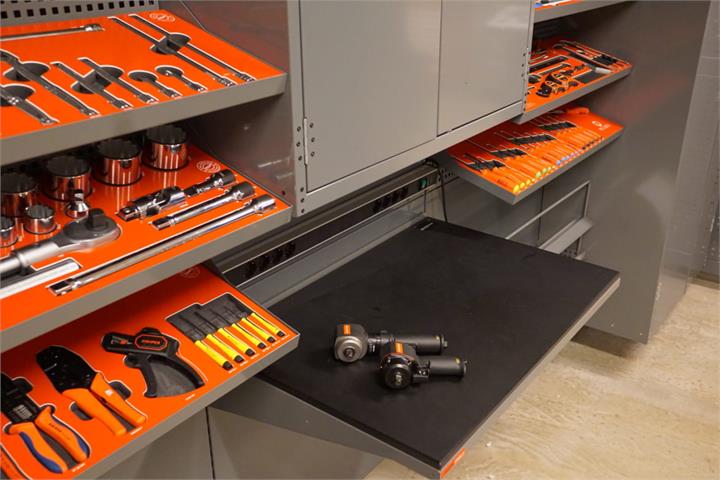 Skråhyller verktøyoppbevaring